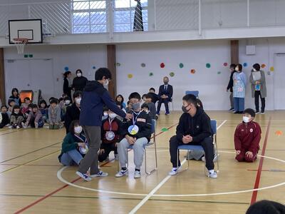 都道府県クイズで対決する４年生