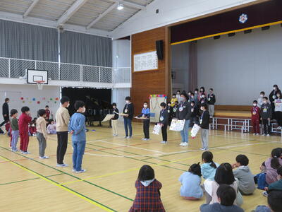 ６年生から各学年へ感謝のメッセージの贈呈